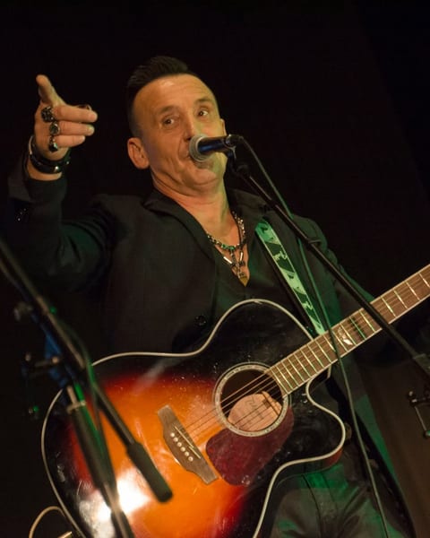 Spevák Paľo Drapák počas vystúpenia s gitarou